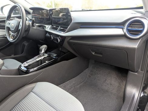 Certified 2025 Chevrolet Trax LT w/ LT Convenience Package image 9