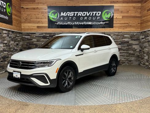 Used 2023 Volkswagen Tiguan SE w/ Panoramic Sunroof Package image 3