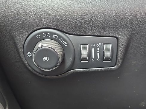 Used 2025 Jeep Compass Trailhawk AWD/4WD image 24