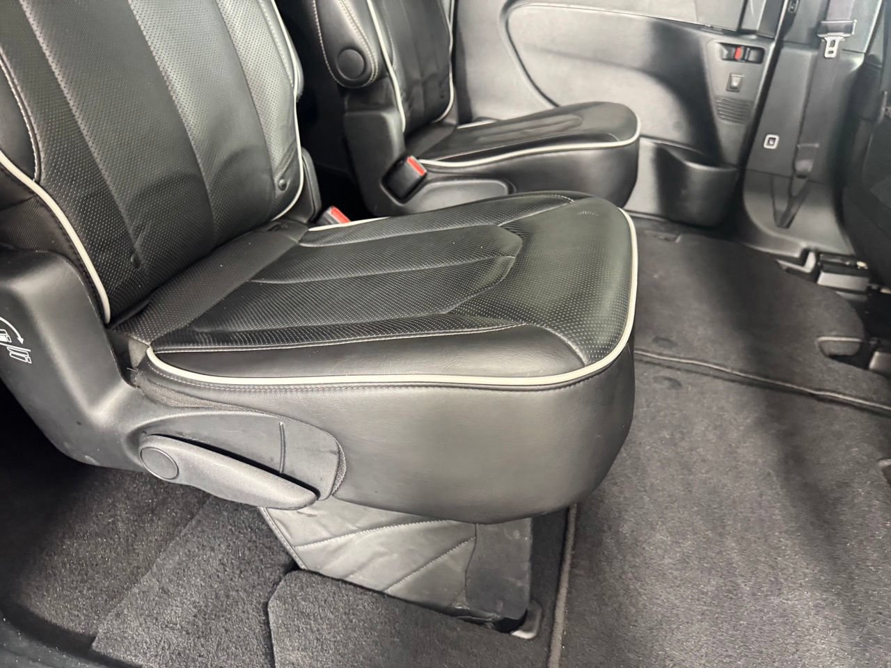 Used 2025 Chrysler Pacifica Limited FWD image 31