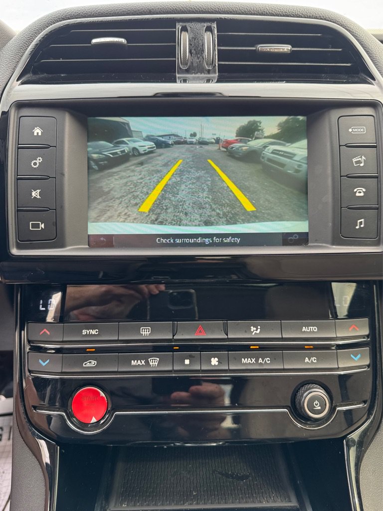 Used 2018 Jaguar XE Premium RWD image 14