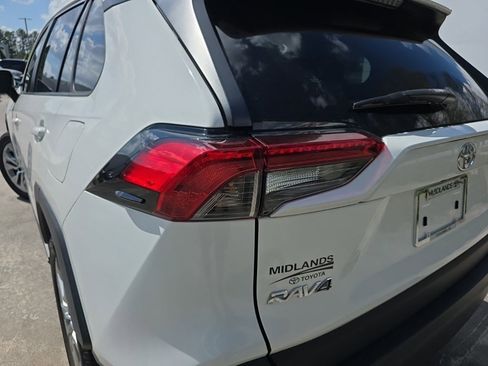 Used 2020 Toyota RAV4 XLE Premium image 6