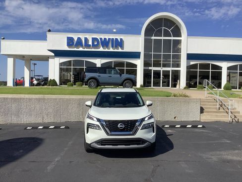 Used 2022 Nissan Rogue SV image 2