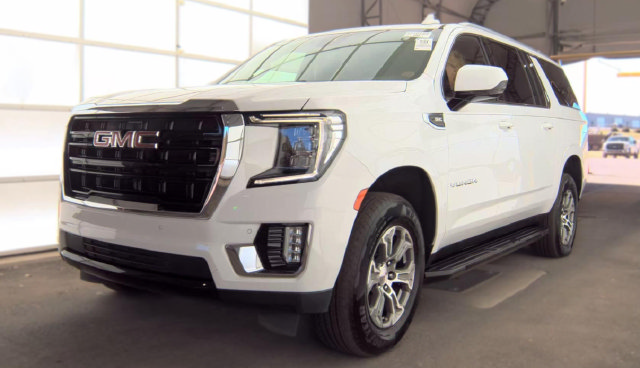 Used 2023 GMC Yukon XL SLE w/ Gmc Pro Safety Plus Package AWD/4WD image 1