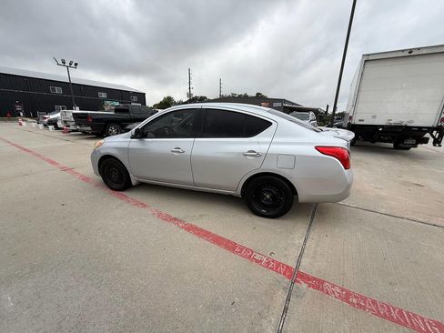 Used 2014 Nissan Versa SV image 23