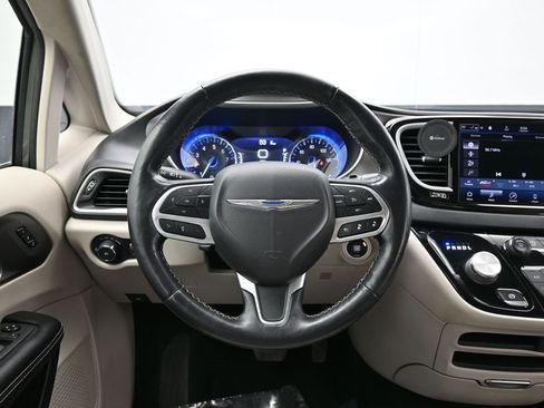 Used 2021 Chrysler Pacifica Touring-L image 45
