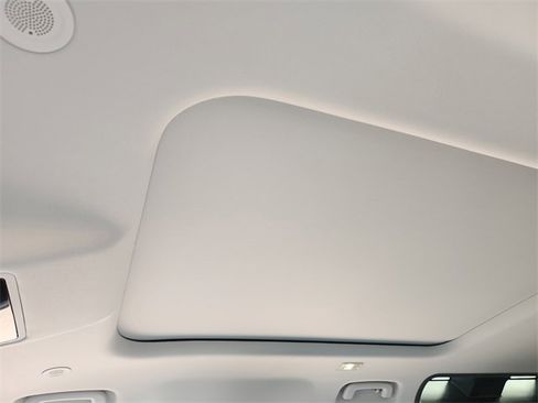 New 2026 Land Rover Defender 110 X-Dynamic SE image 18