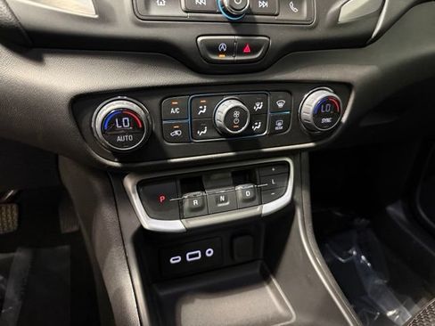 Used 2024 GMC Terrain SLE w/ Driver Convenience Package FWD image 19