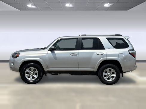 Used 2020 Toyota 4Runner SR5 AWD/4WD image 2