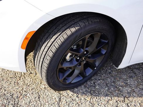Certified 2025 Chrysler Pacifica Limited FWD image 13