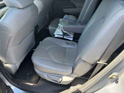 Used 2022 Toyota Highlander Limited FWD image 7