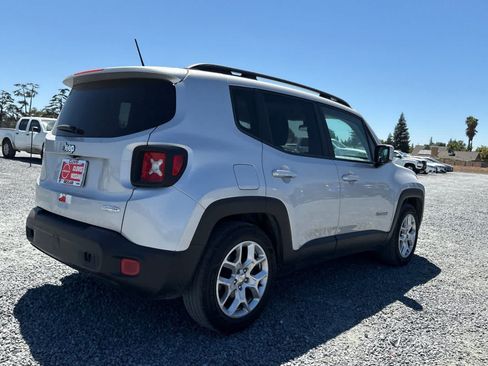 Used 2017 Jeep Renegade Latitude FWD image 3