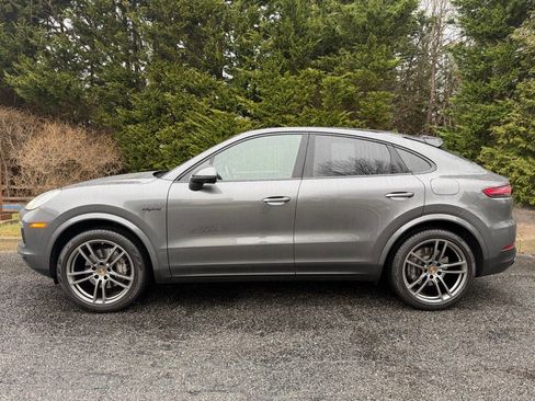 Used 2022 Porsche Cayenne E-Hybrid Coupe image 2