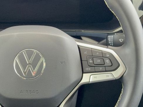 Used 2023 Volkswagen Taos SE w/ Panoramic Sunroof Package FWD image 19