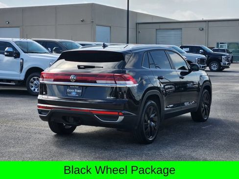 Used 2024 Volkswagen Atlas Cross Sport SE w/ Panoramic Sunroof Package FWD image 4