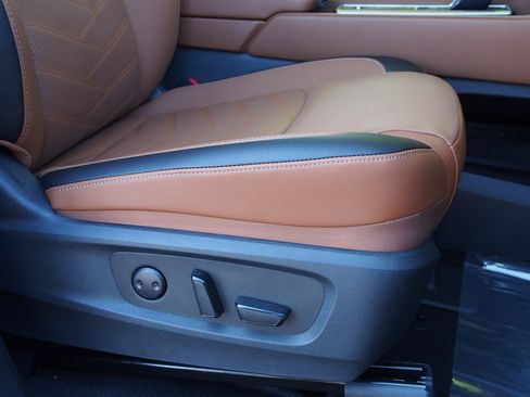 Used 2025 Nissan Pathfinder Platinum FWD image 12