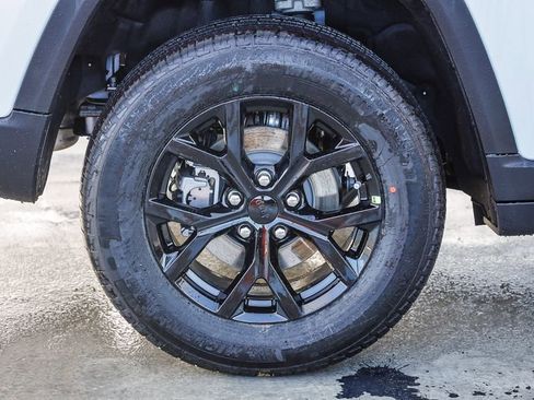 New 2025 Jeep Grand Cherokee Altitude image 12