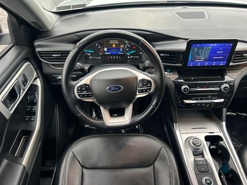 Used 2022 Ford Explorer Limited w/ Equipment Group 301A image 2