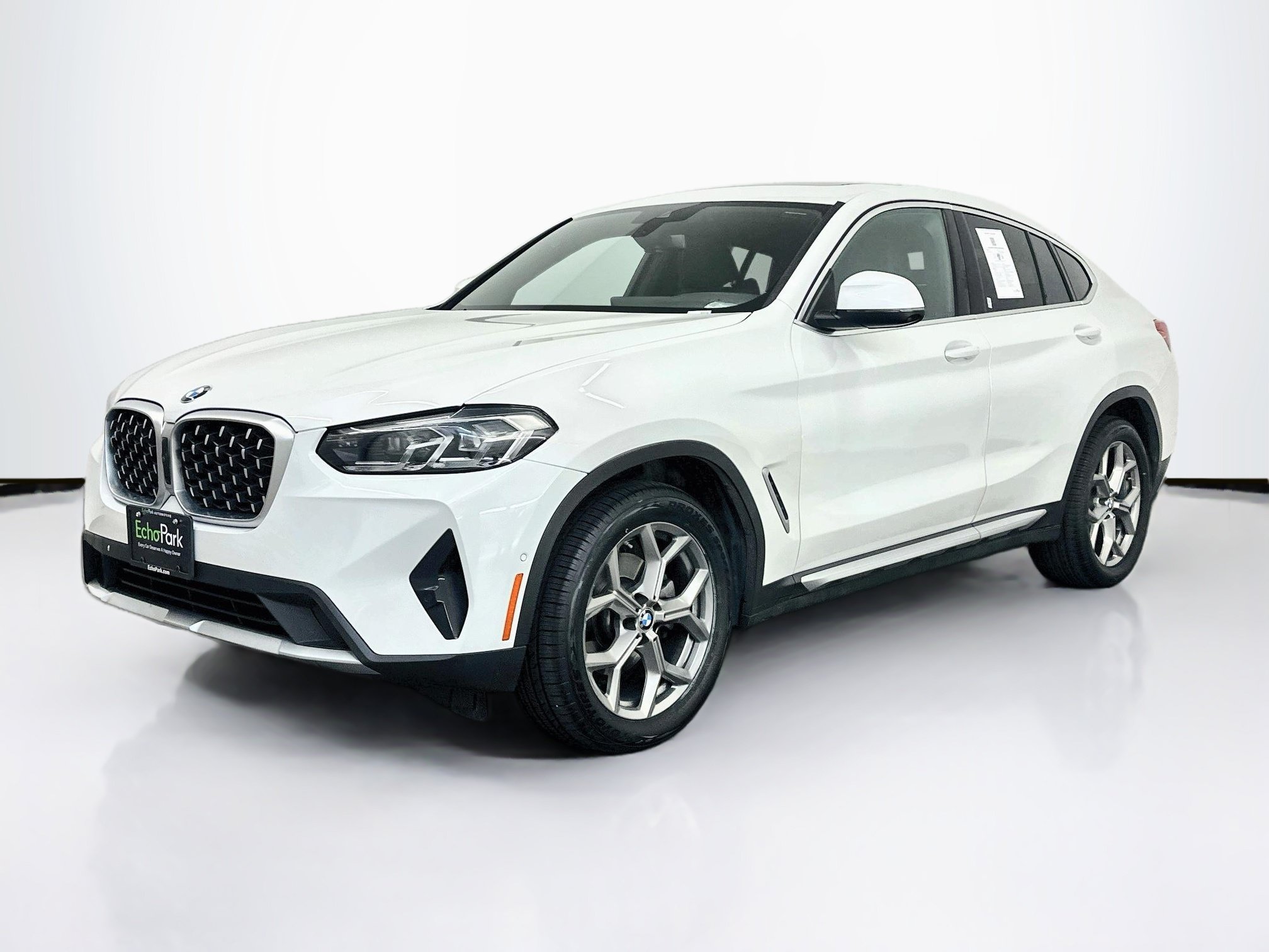 Used 2024 BMW X4 xDrive30i AWD/4WD image 3