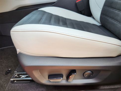 New 2025 Mitsubishi Outlander SE image 18