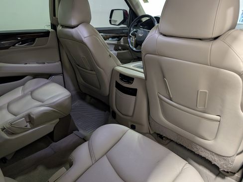 Used 2020 Cadillac Escalade ESV Luxury AWD/4WD image 19