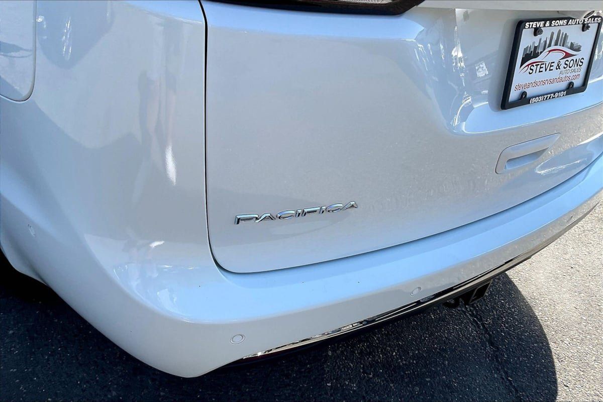 Used 2017 Chrysler Pacifica Limited w/ UConnect Theater Package FWD image 23