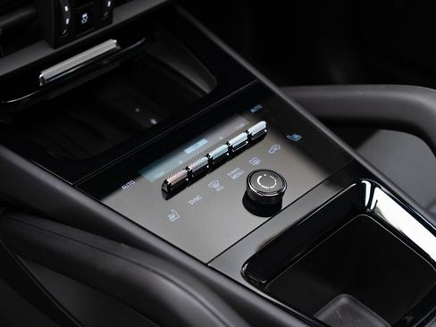 Used 2025 Porsche Cayenne GTS image 28