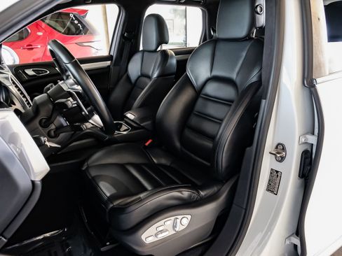 Used 2015 Porsche Cayenne Turbo w/ Premium Plus Package image 28