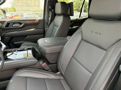New 2026 GMC Yukon Denali w/ Denali Reserve Package AWD/4WD image 17