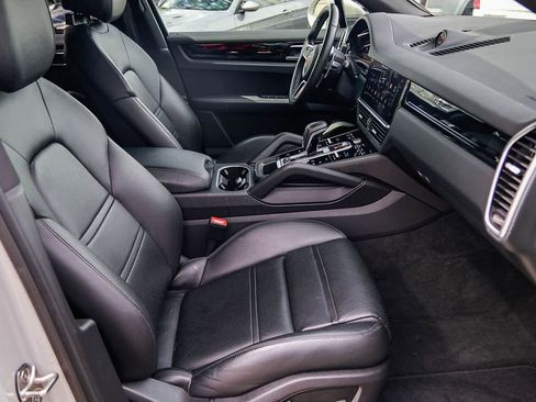 Used 2022 Porsche Cayenne Platinum Edition AWD/4WD image 17