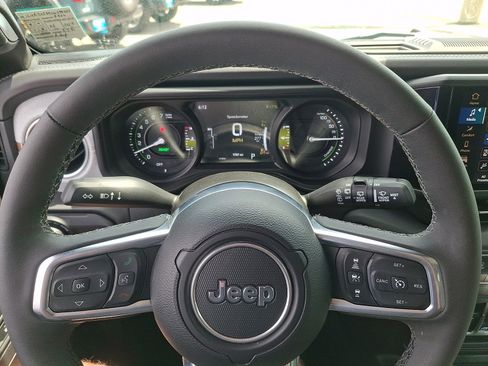 Used 2025 Jeep Wrangler Unlimited Sahara w/ Safety Group AWD/4WD image 18