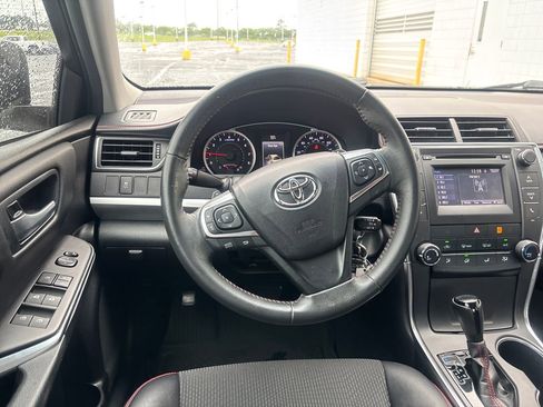 Used 2017 Toyota Camry SE FWD image 2