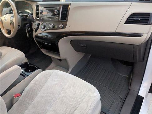 Used 2011 Toyota Sienna LE image 21