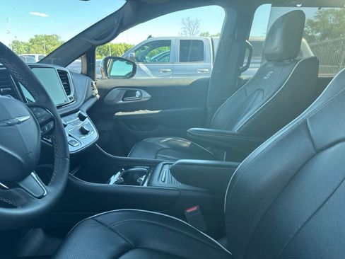 Used 2025 Chrysler Pacifica Limited FWD image 32
