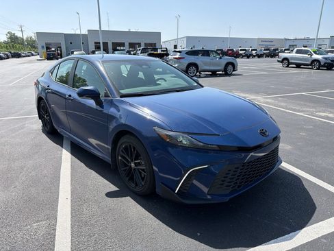Used 2025 Toyota Camry SE FWD image 9