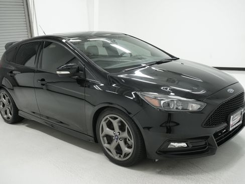 Used 2018 Ford Focus ST w/ Equipment Group 402A image 3