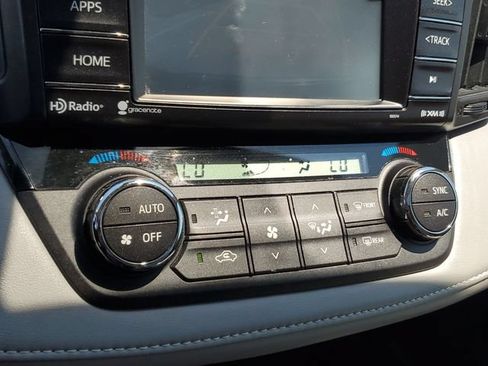 Used 2018 Toyota RAV4 XLE AWD/4WD image 17