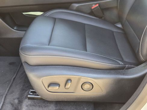 Used 2025 Chevrolet Traverse LT FWD image 26