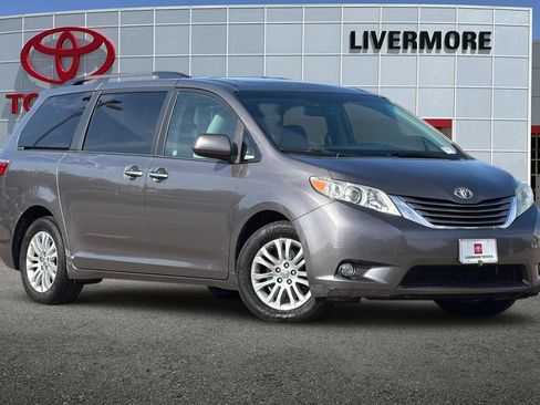 Used 2016 Toyota Sienna XLE w/ XLE Navigation Package FWD image 2