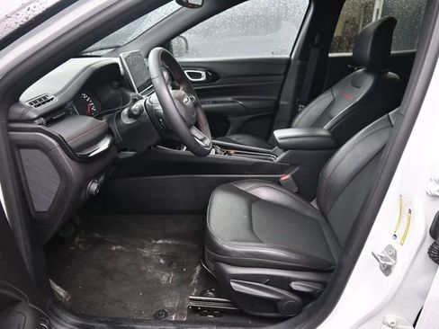 Used 2025 Jeep Compass Trailhawk AWD/4WD image 18