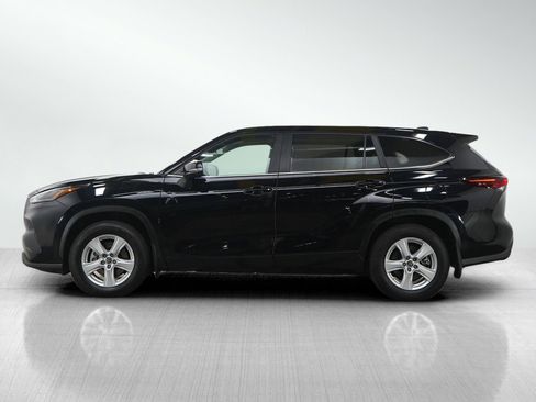 Used 2024 Toyota Highlander LE image 2