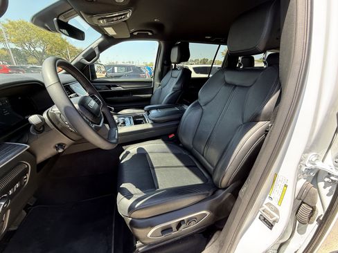 Used 2024 Jeep Wagoneer Series II w/ Flexible Seating Group image 27