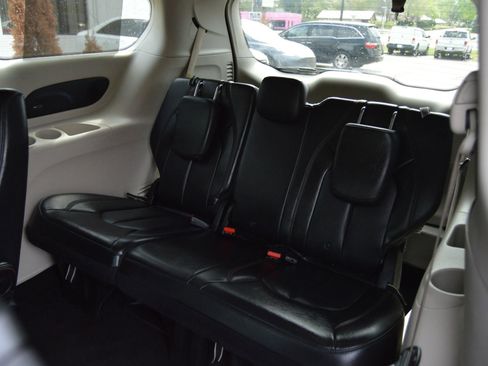 Used 2018 Chrysler Pacifica Touring-L w/ Advanced Safetytec Group image 19