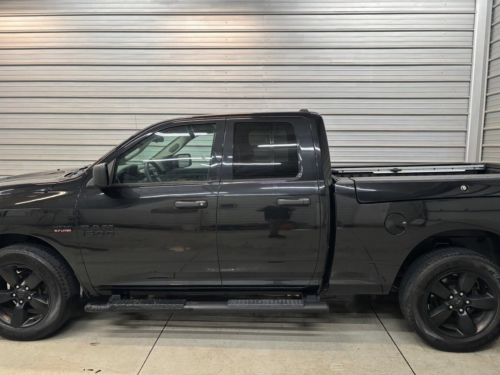 Used 2018 RAM 1500 Express w/ Black Ram 1500 Express Group AWD/4WD image 9