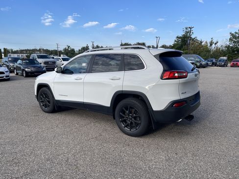 Used 2017 Jeep Cherokee Latitude w/ Cold Weather Group AWD/4WD image 6
