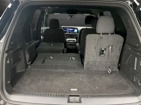 Used 2025 Chevrolet Traverse LT FWD image 11