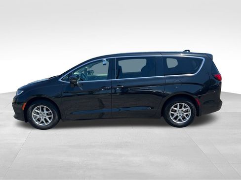 Used 2023 Chrysler Pacifica Touring-L FWD image 2
