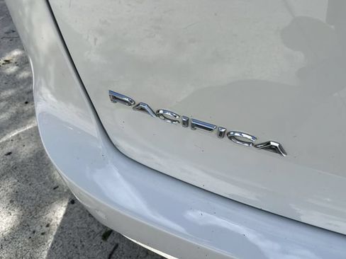 Used 2024 Chrysler Pacifica Touring-L FWD image 26