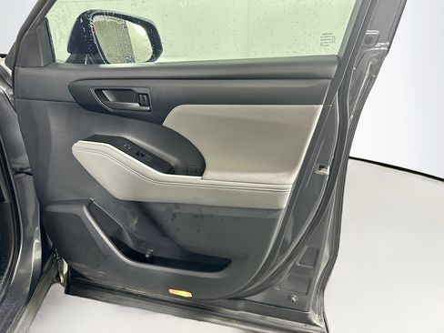 Used 2021 Toyota Highlander L image 31