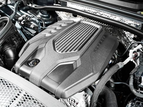 Certified 2026 Porsche Macan AWD/4WD image 13